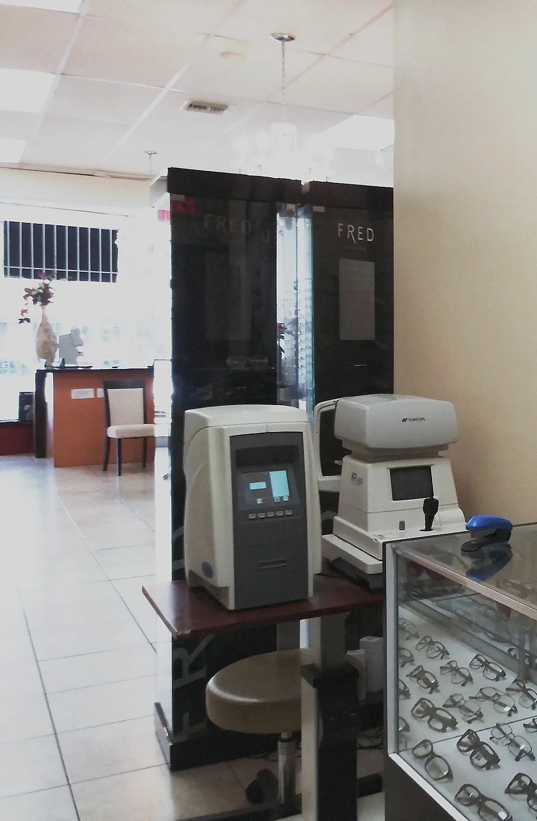El cuarto de examen con el autorrefractómetro y la vitrina de monturas