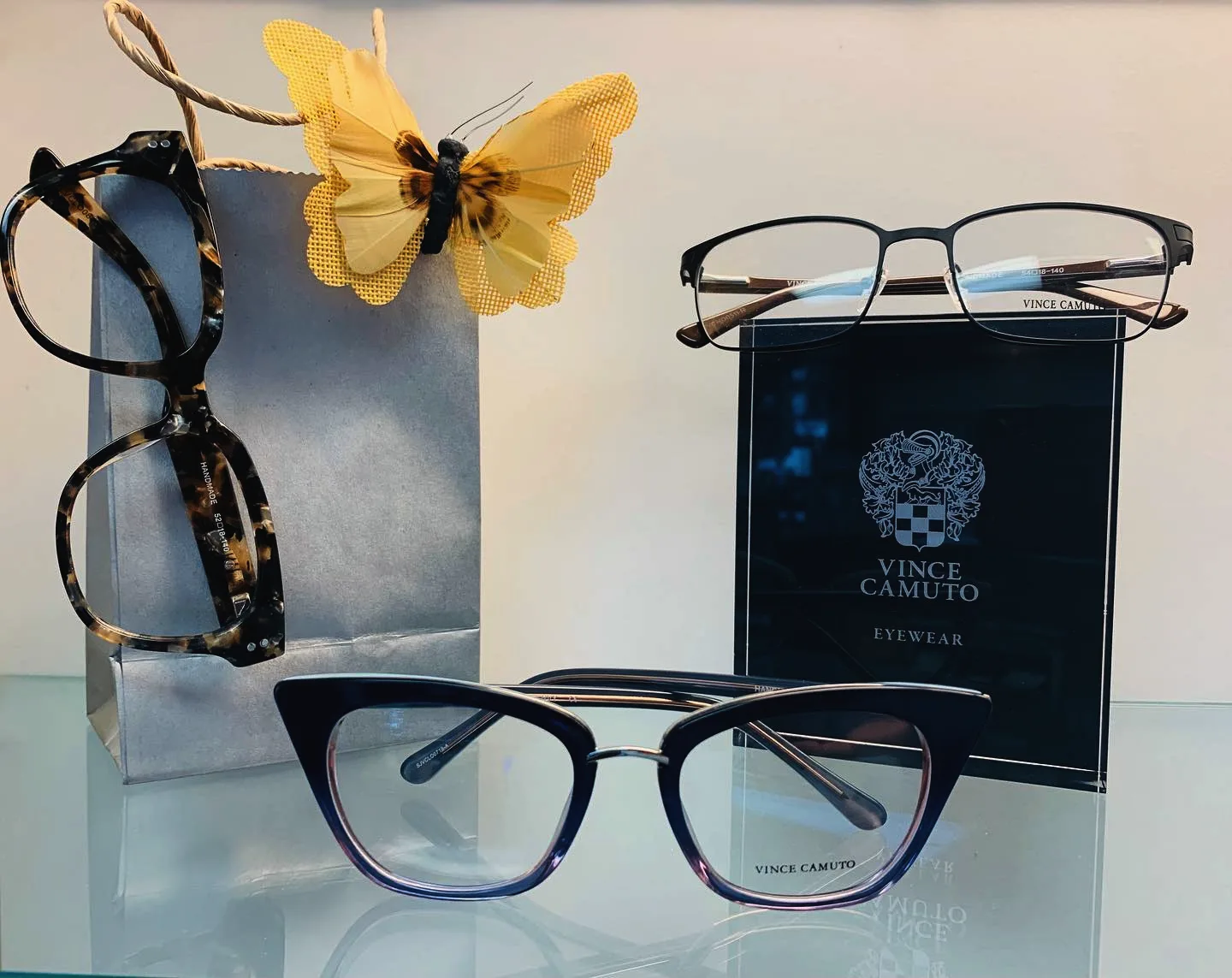 Monturas Vince Camuto en una repisa, una de carey y una tipo ojo de gato azul